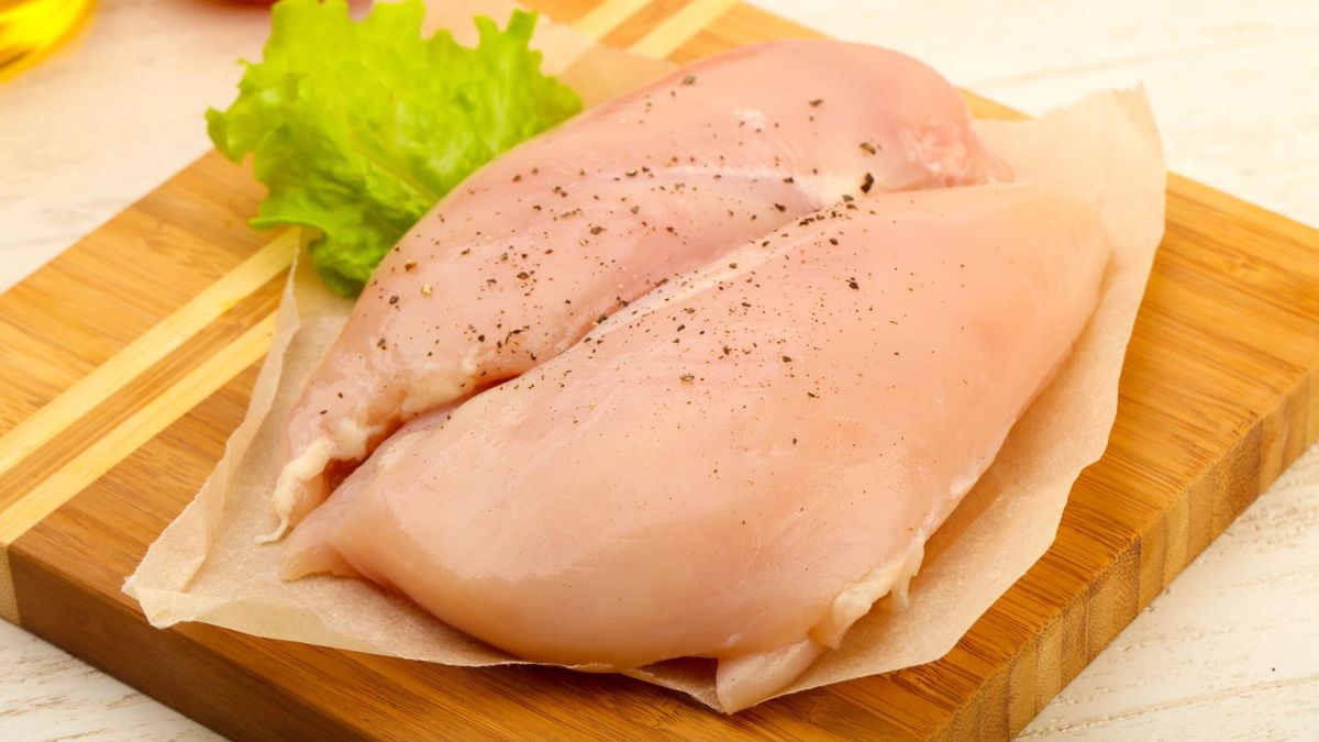 Biała piana podczas smażenia kurczaka. Co to jest?