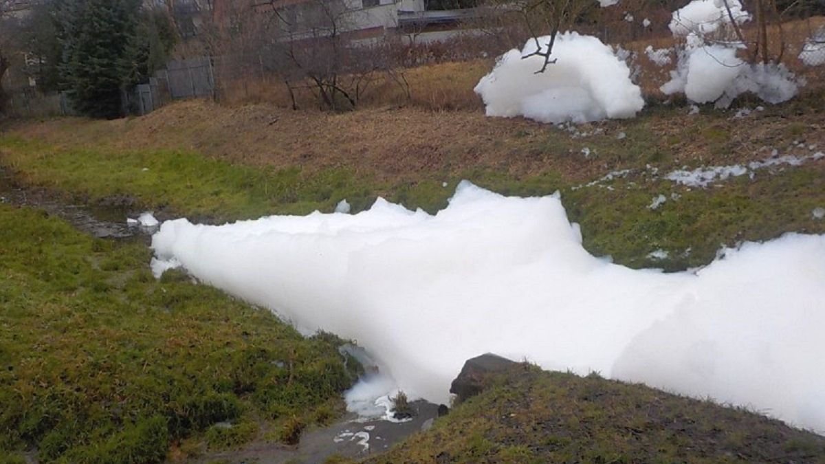 Dziwna piana w jednej z warszawskich dzielnic zaniepokoiła mieszkańców 