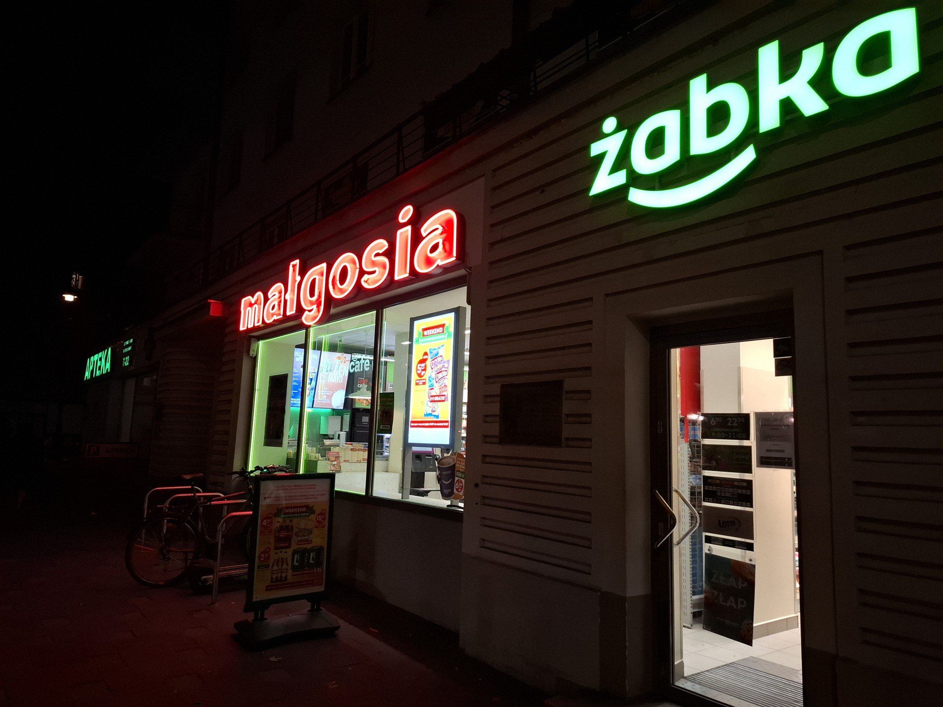 Na Żoliborzu pojawił się nowy neon. Co przedstawia