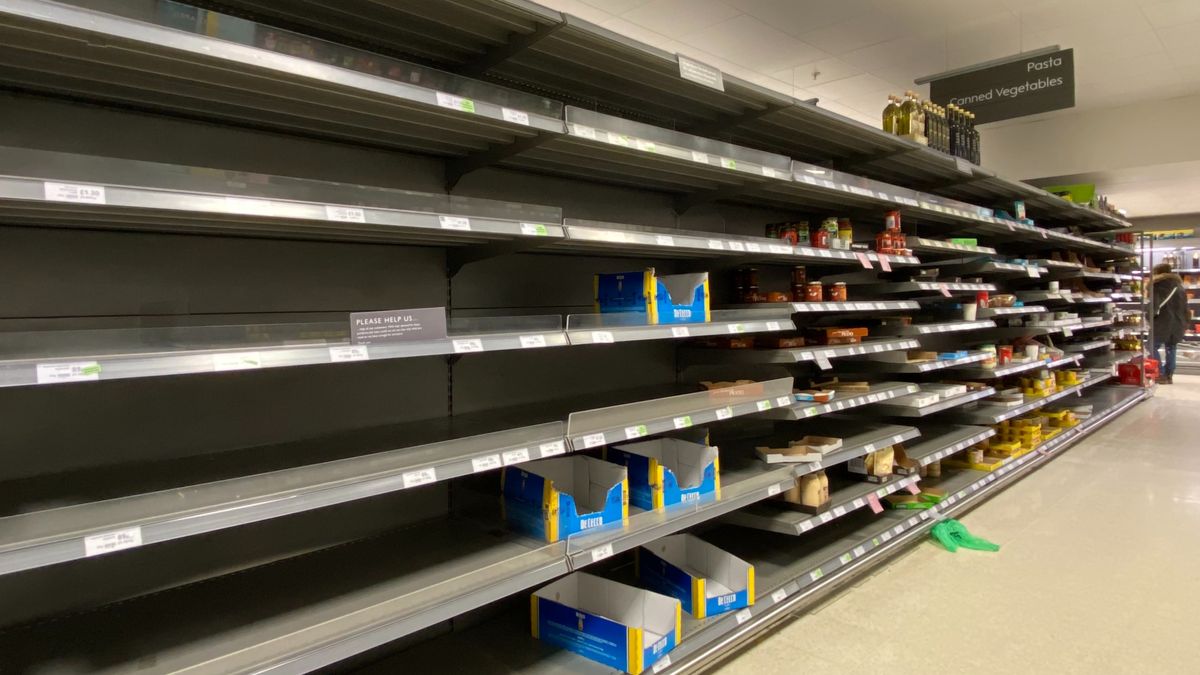 Na sklepowych półkach zaczyna brakować najpopularniejszych produktów.