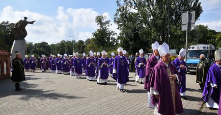 Warszawa. Ostatnie pożegnanie abp. Henryka Hosera. Papież: "Z apostolską odwagą szedł w świat"