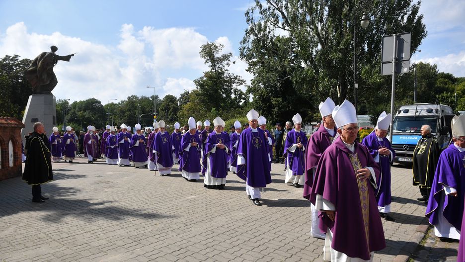 Warszawa, 20.08.2021. Uroczystości pogrzebowe abp. Henryka Hosera, przed bazyliką katedralną św. Michała Archanioła i św. Floriana Męczennika w Warszawie, 20 bm. Abp Henryk Hoser zmarł 13 bm. w Centralnym Szpitalu Klinicznym MSWiA w wieku 78 lat. (amb) PAP/Radek Pietruszka
