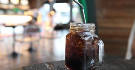 Ten napój to hit! Zrób w domu coca-colę w kilka minut