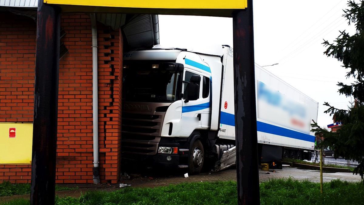 Tir wjechał w supermarket 