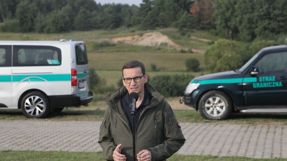 Premier Mateusz Morawiecki na granicy z Bia?orusi?Fot. Jakub Kaminski/East News, Kuznica (woj. podlaskie), 24.08.2021. Wizyta premiera Mateusza Morawieckiego w placowce Strazy Granicznej w Kuznicy im. 2. Pulku Strzelcow Podhalanskich. Wizyta szefa rzadu ma zwiazek ze wzrostem migrantow z Iraku, Syrii, Afganistanu i innych krajow na wschodniej granicy UE.
N/z: Mateusz MorawieckiJakub Kaminski
