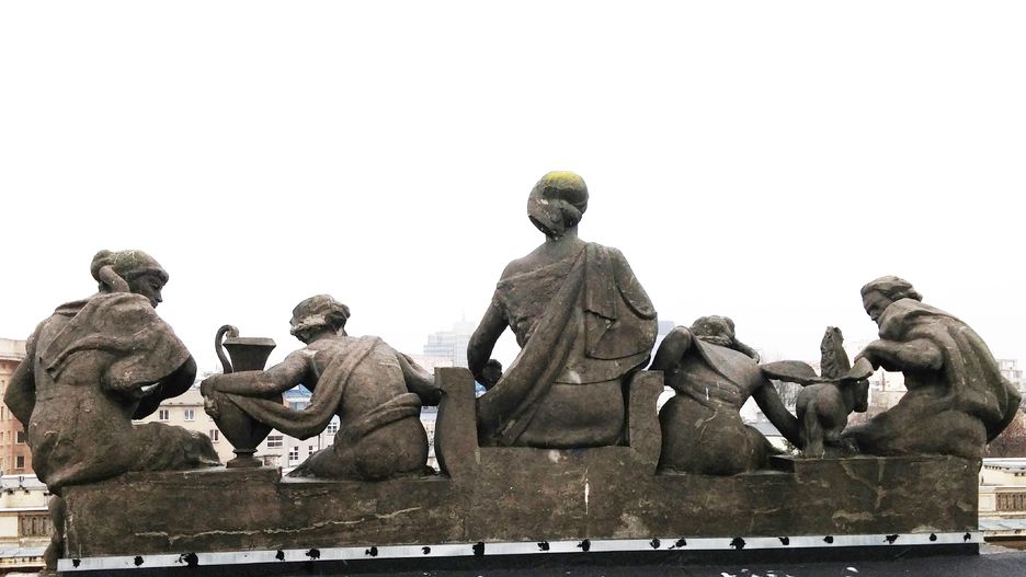 Warszawa. Ulica Piękna 31/37. Grupa rzeźbiarska autorstwa Kazimierza Bieńkowskiego i Józefa Gosławskieg (Fot.BSKZ) 