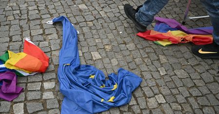 Podeptano flagi UE i LGBT. "Po co przychodzą?"