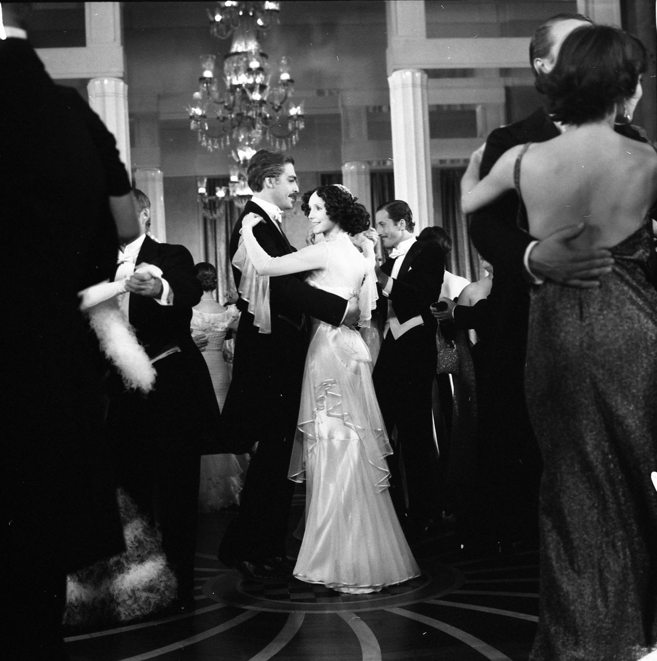 Do ślubu pojechała zatłoczonym tramwajem. Elżbieta Starostecka wcieliła się w "Trędowatą", prywatnie jest szczęśliwą mężatką