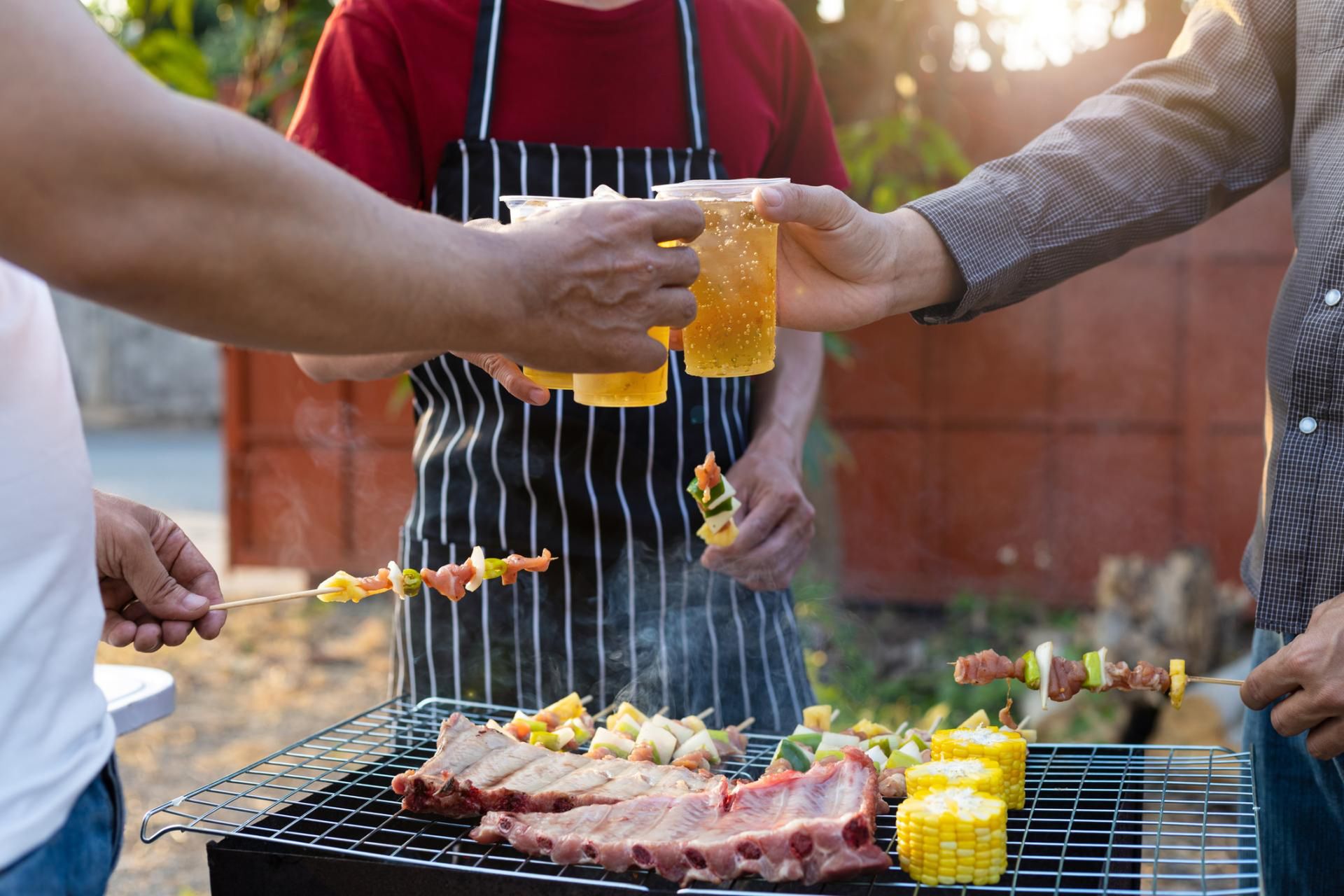Alkohol z tłustym jedzeniem to wyjątkowo szkodliwe połączenie