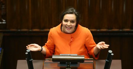 "Rota", a w niej Unia, Tusk, Biedroń i Czarnek. Klaudia Jachira zmieniła tekst wierszu Marii Konopnickiej