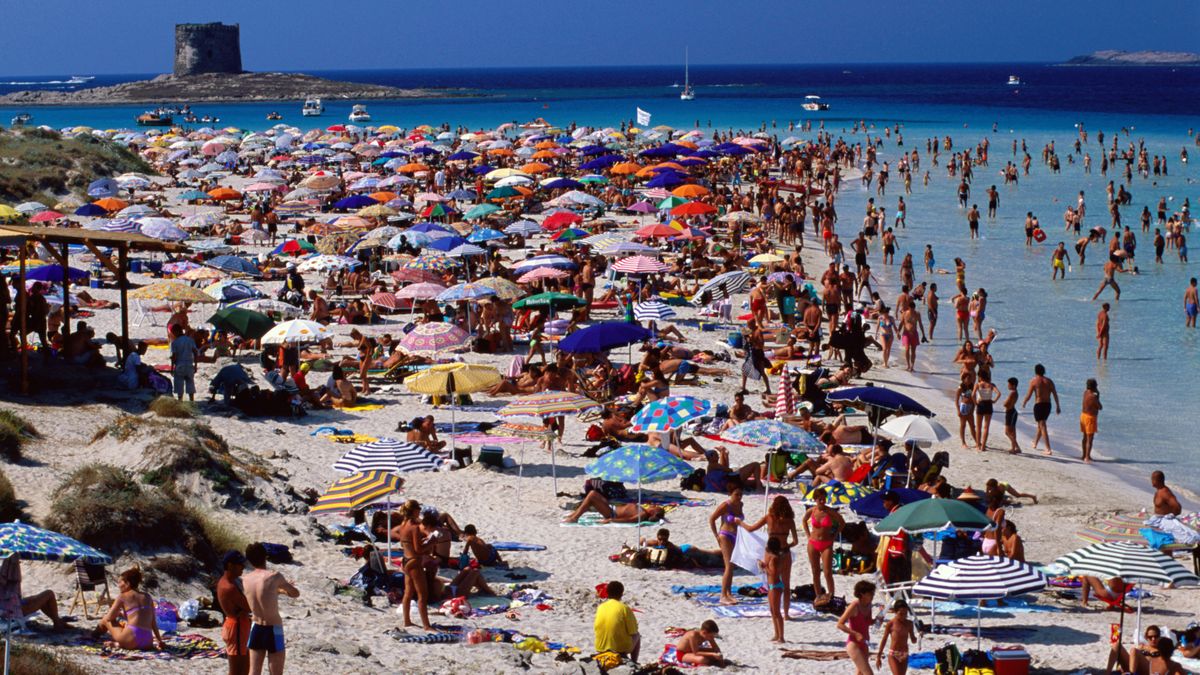 Tłumy na plaży na Sardynii