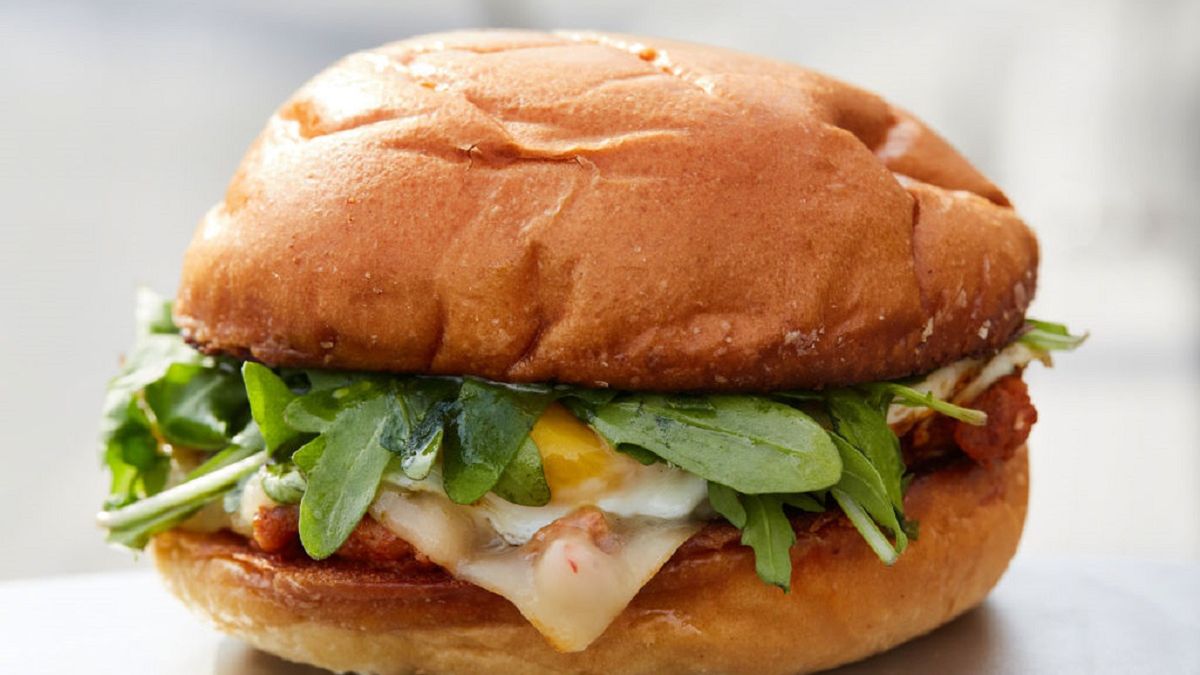 Kanapka z jajkiem sadzonym to idealny pomysł na sycące śniadanie!