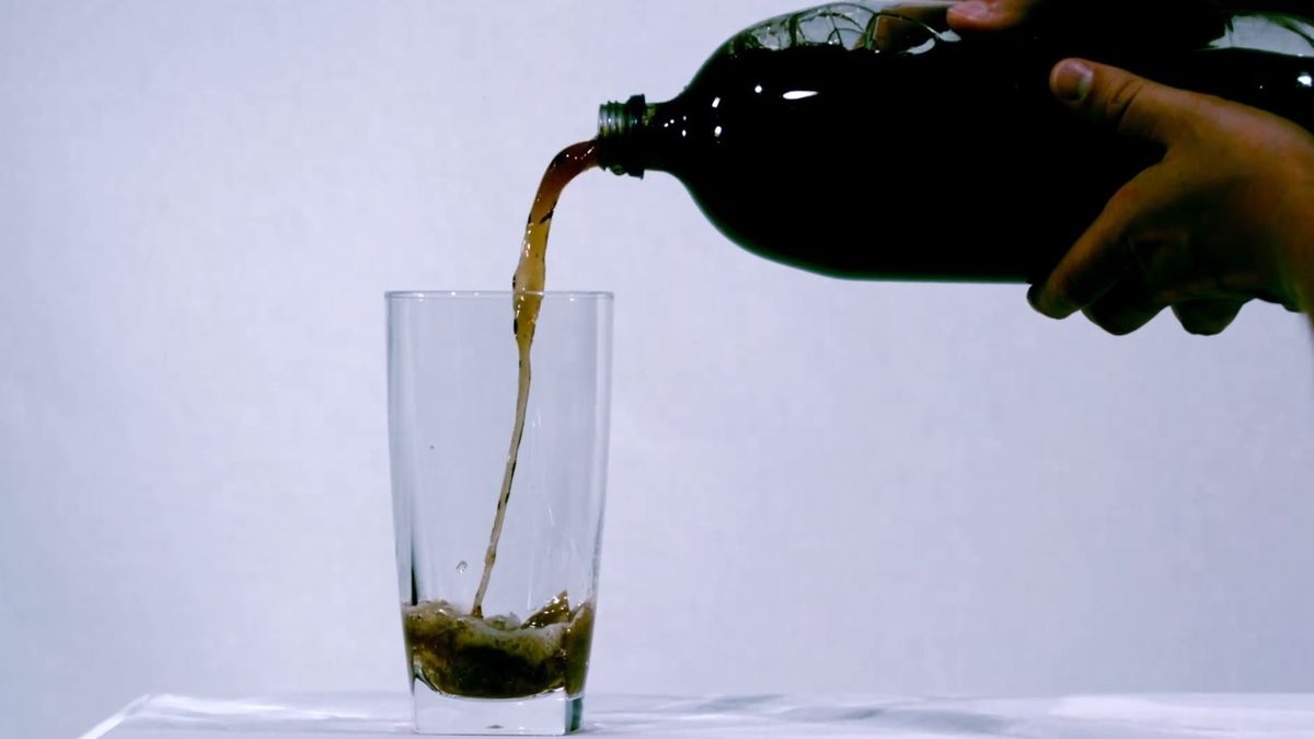 Naukowcy twierdzą, że picie coli i innych napojów gazowanych zwiększa ryzyko zachorowania na raka