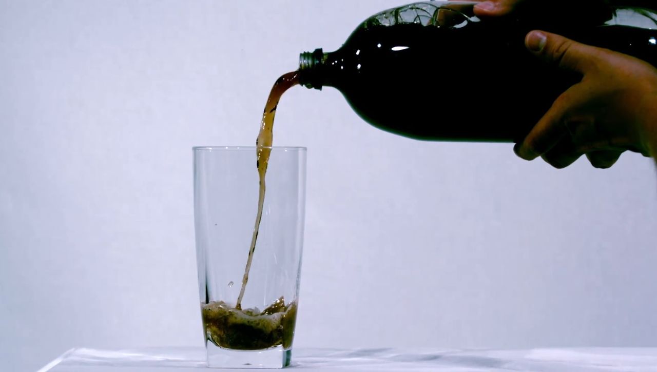 Picie coli może zwiększać ryzyko raka (WIDEO)