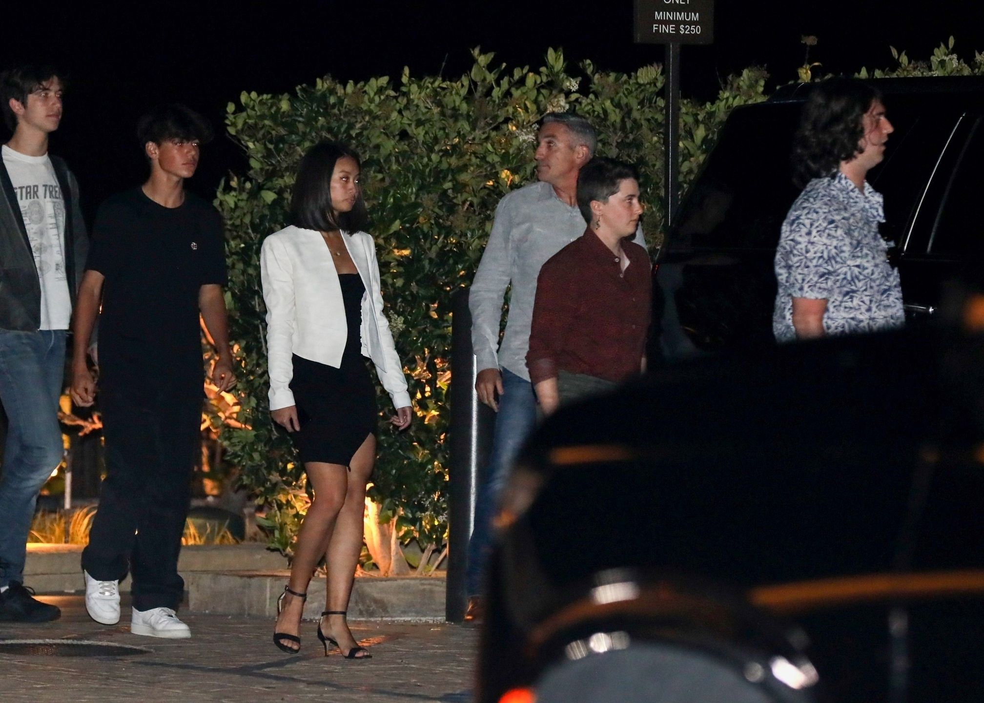 Multimiliarder Jeff Bezos i wydekoltowana Lauren Sanchez przemykają do restauracji