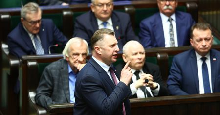 "Trzech muszkieterów" PiS. Za plecami Kaczyńskiego toczy się ambicjonalna gra liderów