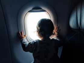 Płaczące dzieci w samolocie. Stewardesy zdradzają, których miejsc unikać
