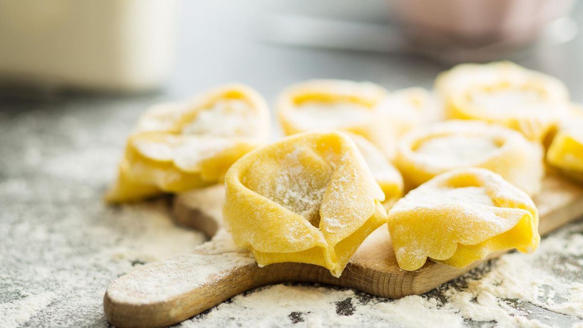 Tortellini to włoskie pierożki, przygotowywane na bazie ciasta makaronowego