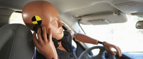 Poradnik: jak uniknąć mandatu za korzystanie z komórki podczas jazdy autem?