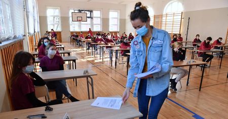 Warszawa. Wystartowała matura 2021. Maseczki, dystans i dezynfekcja