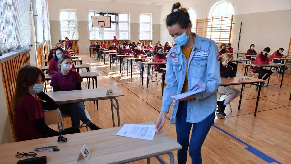 Warszawa. Rozpoczęła się matura 2021. Maseczki, dystans i dezynfekcja