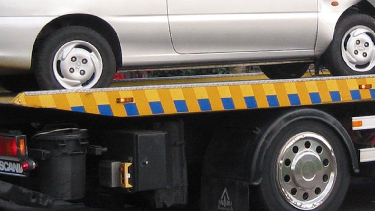 Samochód, zamiast zawieźć rodzinę do sanatorium, trafił na lawetę