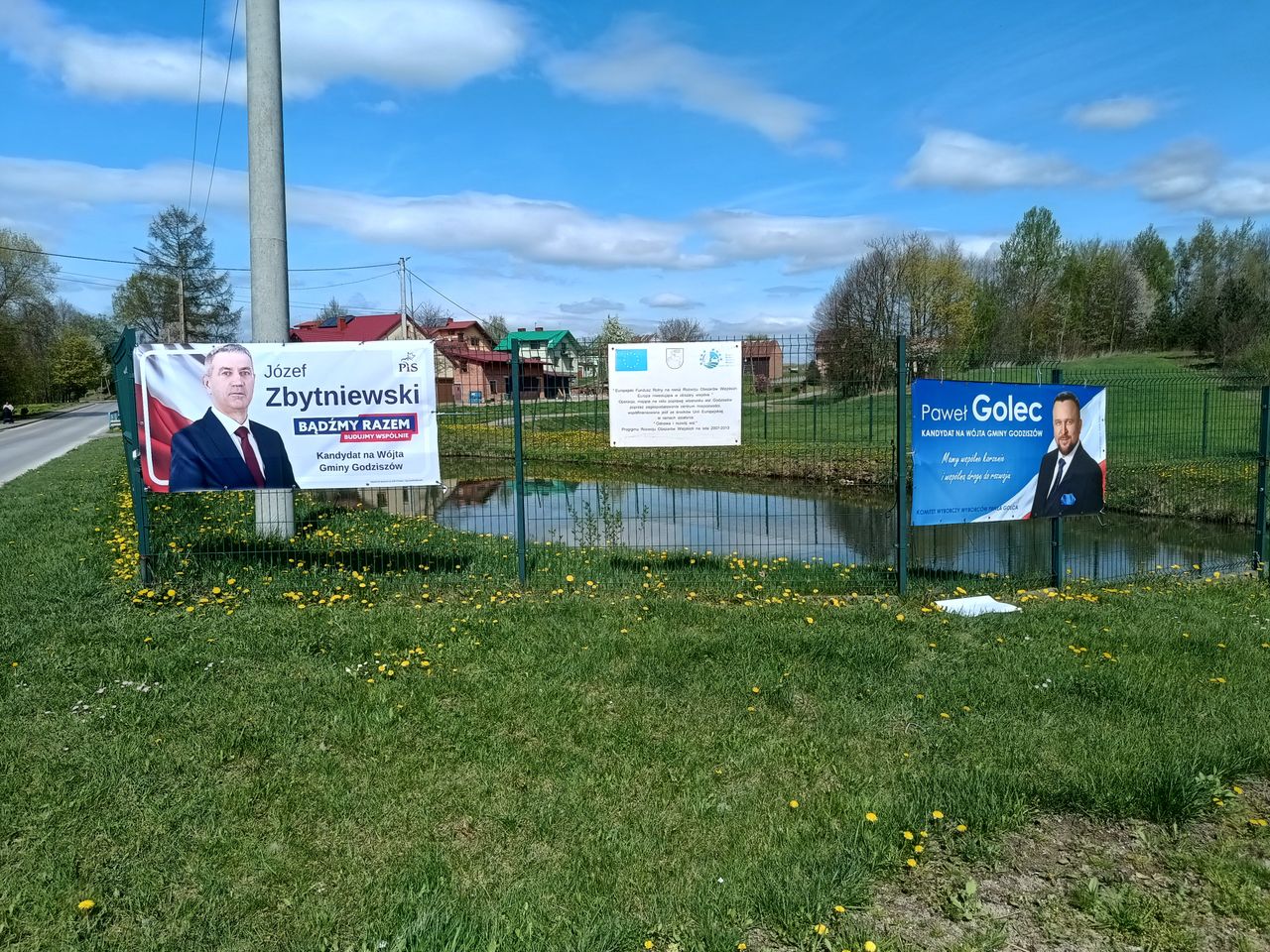 Banery wyborcze w Godziszowie. Tylko na jednym jest logo PiS, mimo że obaj kandydaci należą do tej partii