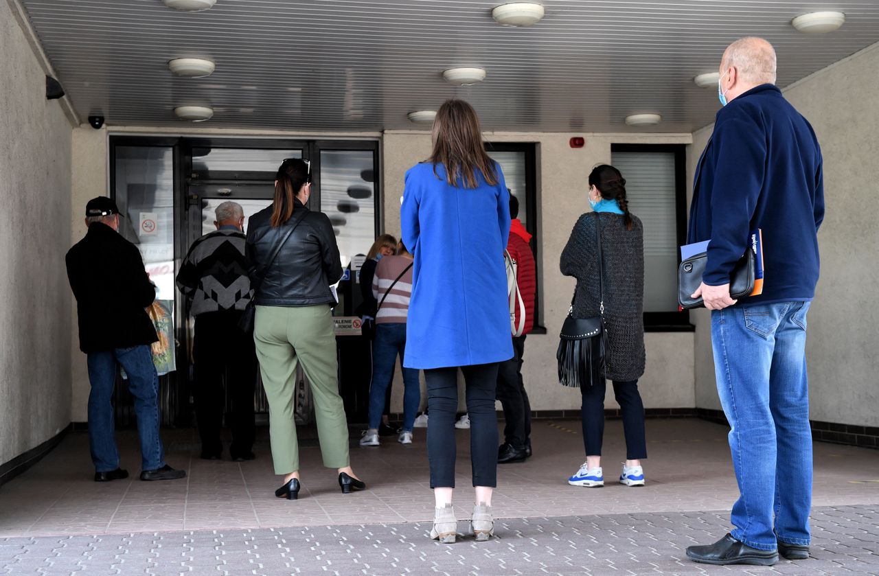 Odmowy zasiłków opiekuńczych z ZUS. Powody? Przepisy i błąd w systemie