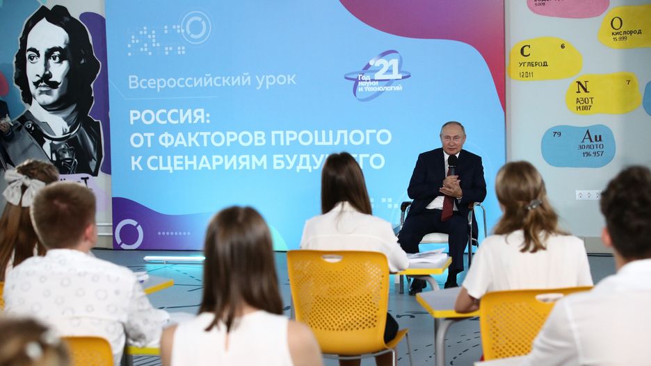 Russian President Vladimir Putin visits the educational centre for children in Vladivostokepa09440184 Russian President Vladimir Putin meets with students of the educational centre for children 'Ocean' in Vladivostok, Russia, 01 September 2021. The all-Russian children's center 'Ocean' is located on the shores of the Sea of Japan, 35 km from the city of Vladivostok, in the Emar Bay. One of the largest children's centres in Russia, which annually receives about 20 thousand children aged 6 to 18 years.  EPA/SERGEI BOBYLEV/SPUTNIK/KREMLIN / POOL Dostawca: PAP/EPA.SERGEI BOBYLEV/SPUTNIK/KREMLIN / POOL