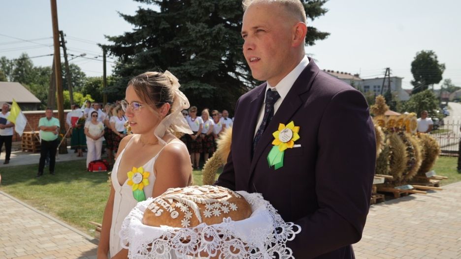 Starostowie Dożynek Gminy Włoszczowa Kamila Głogiewicz z Konieczna i Przemysław Dziedzic z Jeżowic z chlebem upieczonym z tegorocznych zbiorów.