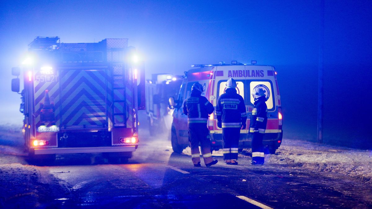 miejsce wypadku
Zbigniew Meissner
4 samochody, Ćwiklicach, droga 933, wypadek, wypadek drogowy, wypadek zdarzenie, zdarzenie drogowe, zima slisko, samochodowy, samochód, służby, straż pożarna, wóz straży pożarnej, ambulans, karekta pogotowia, pogotowie