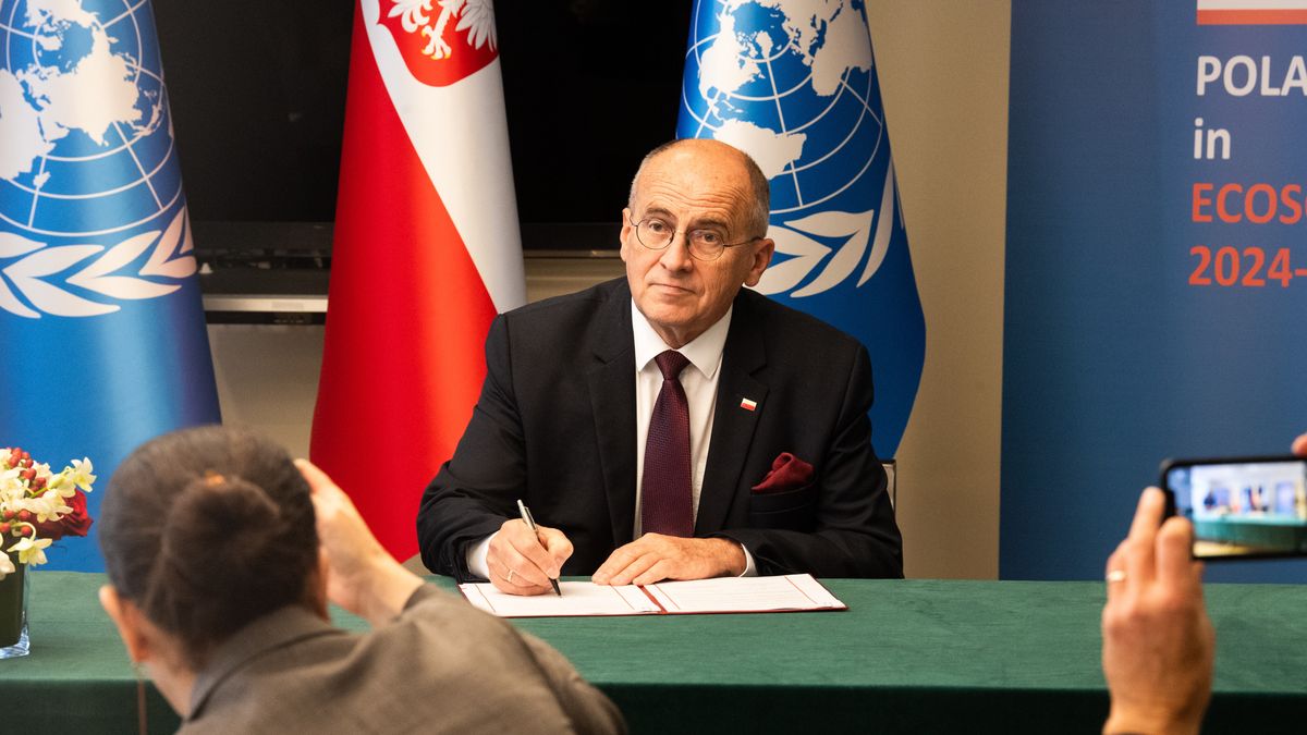 Nowy Jork, USA, 21.09.2023. Minister spraw zagranicznych RP Zbigniew Rau podczas uroczystości podpisania umowy, 21 bm. w Nowym Jorku. Minister Rau podpisał umowę z ONZ ustanawiającą stałą obecność Biura Narodów Zjednoczonych ds. Usług Projektowych (UNOPS) w Polsce. Według MSZ dzięki umowie zwiększy się możliwość zatrudnienia Polaków w organizacjach międzynarodowych oraz zawierania kontraktów z ONZ przez polskie firmy, m.in. w sprawie odbudowy Ukrainy. (mr) PAP/Andrzej Lange