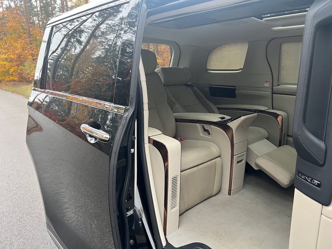 Lexus LM 350h AWD 