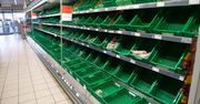 Puste półki w brytyjskich marketach. Kolejne sklepy wprowadzają limity