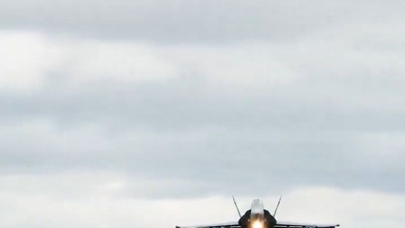 Kanadyjski CF-18 Hornet podczas ćwiczeń lądowania na drodze.