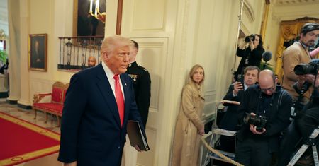 Wojna handlowa Trumpa uderza w oszczędności Polaków? Eksperci uspokajają