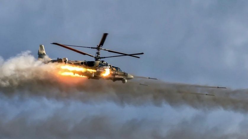 Śmigłowiec Ka-52 ostrzeliwujący cel rakietami niekierowanymi.