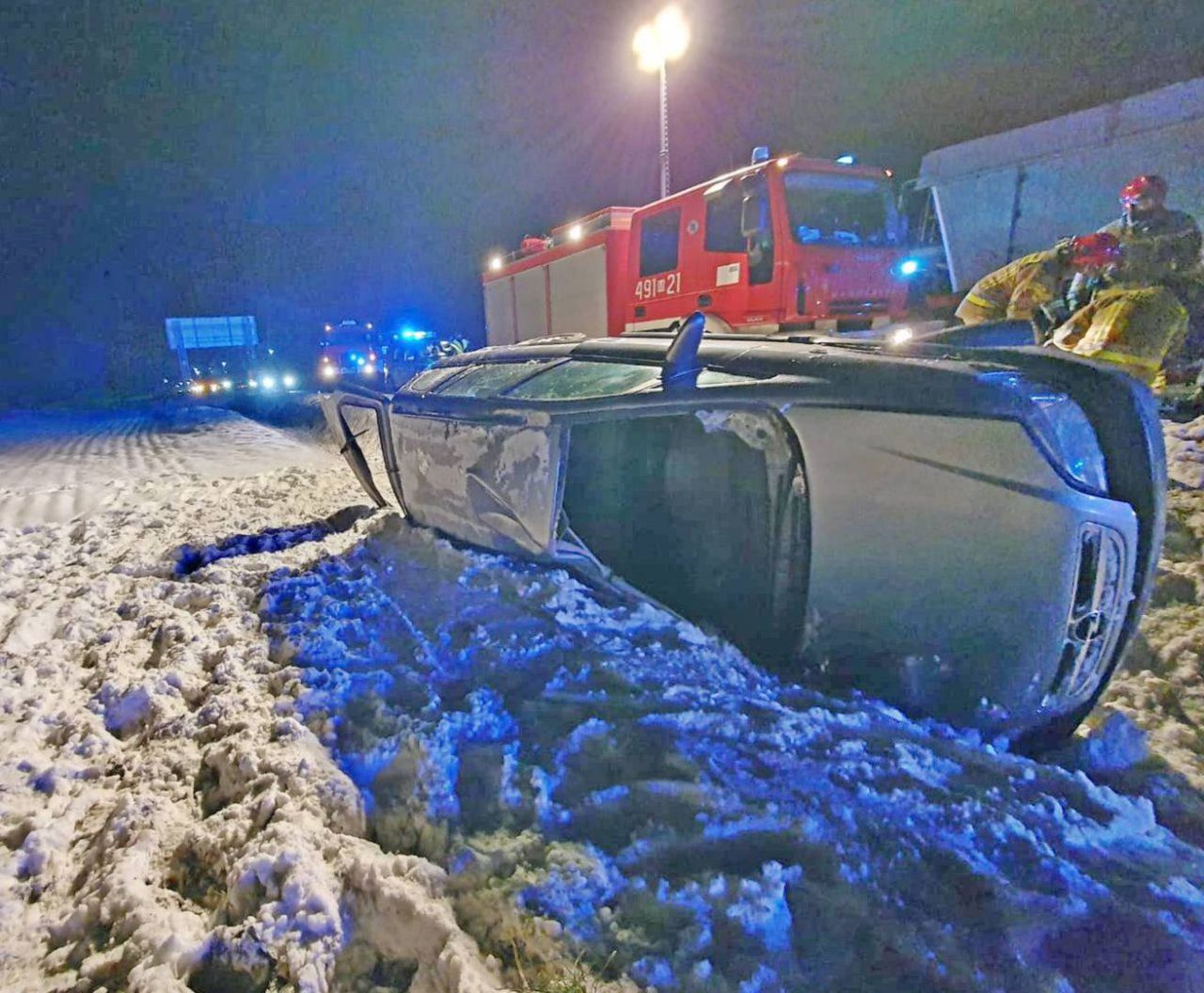 Przewoził oplem dwa cielaki. Doszło do wypadku