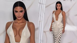 Kim Kardashian promuje krytykowany serial z jej udziałem w LATEKSOWEJ ZBROI z dekoltem do pępka (FOTO)