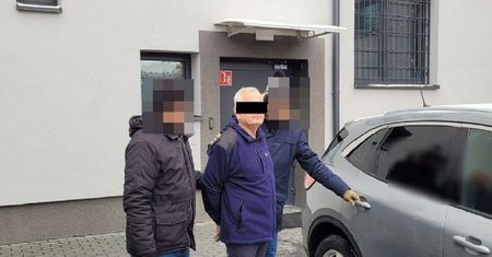 Wbił w nóż koledze. 61-letni mężczyzna sprawcą zabójstwa. Krwawa awantura podczas imprezy