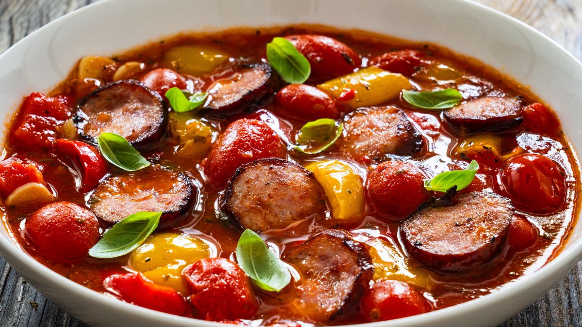 Leczo z kiełbasą, pomidorami i papryką wzbogacam o 1 słodki składnik