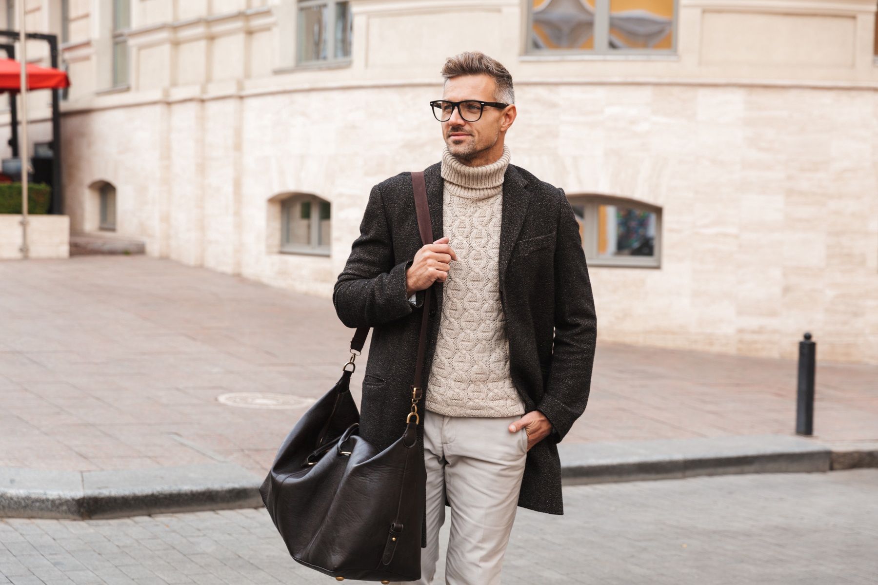 Męskie spodnie w neutralnym stylu? Najlepiej model typu "chino"