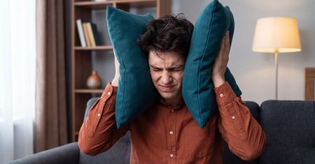 Sąsiad stale puszcza głośną muzykę? Oto co mówi na ten temat prawo