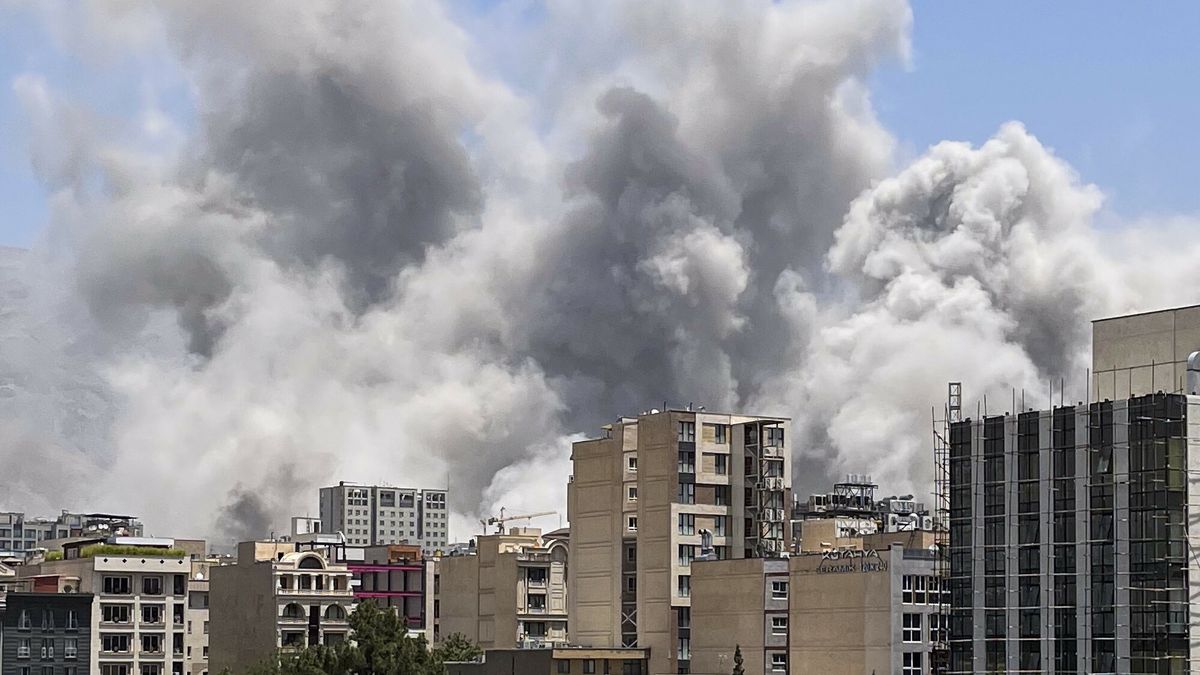 Konflikt Izraela z Iranem
Smoke rises from a location allegedly IRGC?s Sarallah Headquarters in north of Tehran, Iran after being targeted by Israel on June 23, 2025. Israel claims targeting IRGC site, while the conflict in the region has escalated as the US targeted Iran?s three nuclear sites a day earlier. Photo by Elyas/Middle East Images/ABACAPRESS.COM
Middle East Images/ABACA