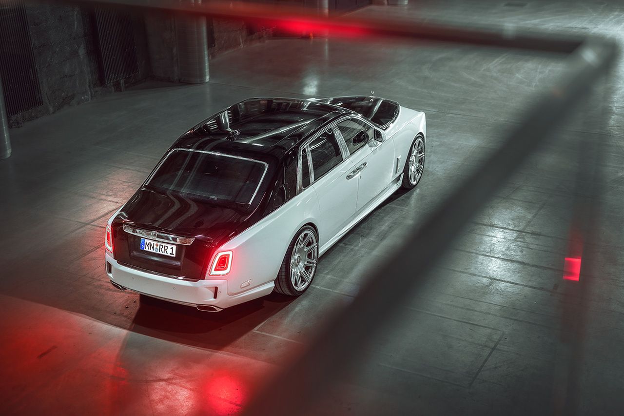 Rolls-Royce Phantom sam w sobie jest majestatyczny. Czy wypada mu zatem założyć czapkę z daszkiem i ostentacyjnie żuć gumę?