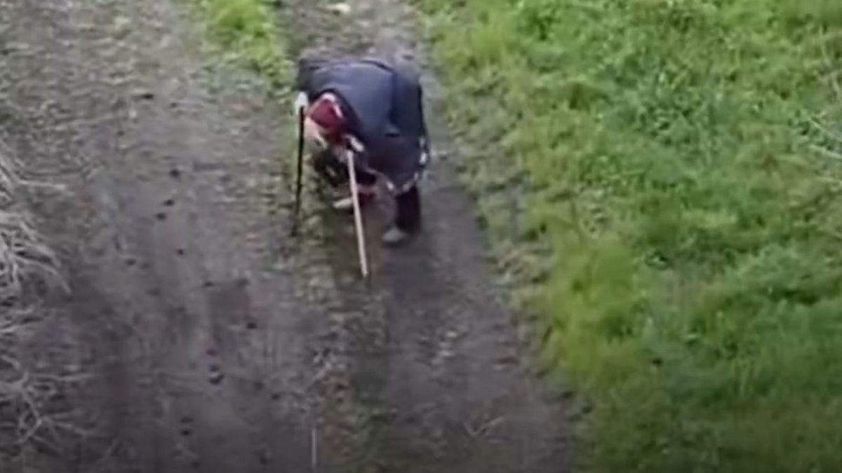 Nagranie z Ukrainy. Seniorka została namierzona z powietrza