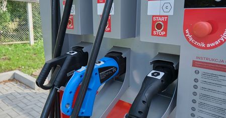 Właściciele elektryków zacierają ręce. Pojawi się więcej ładowarek do szybkiego ładowania na MOPach