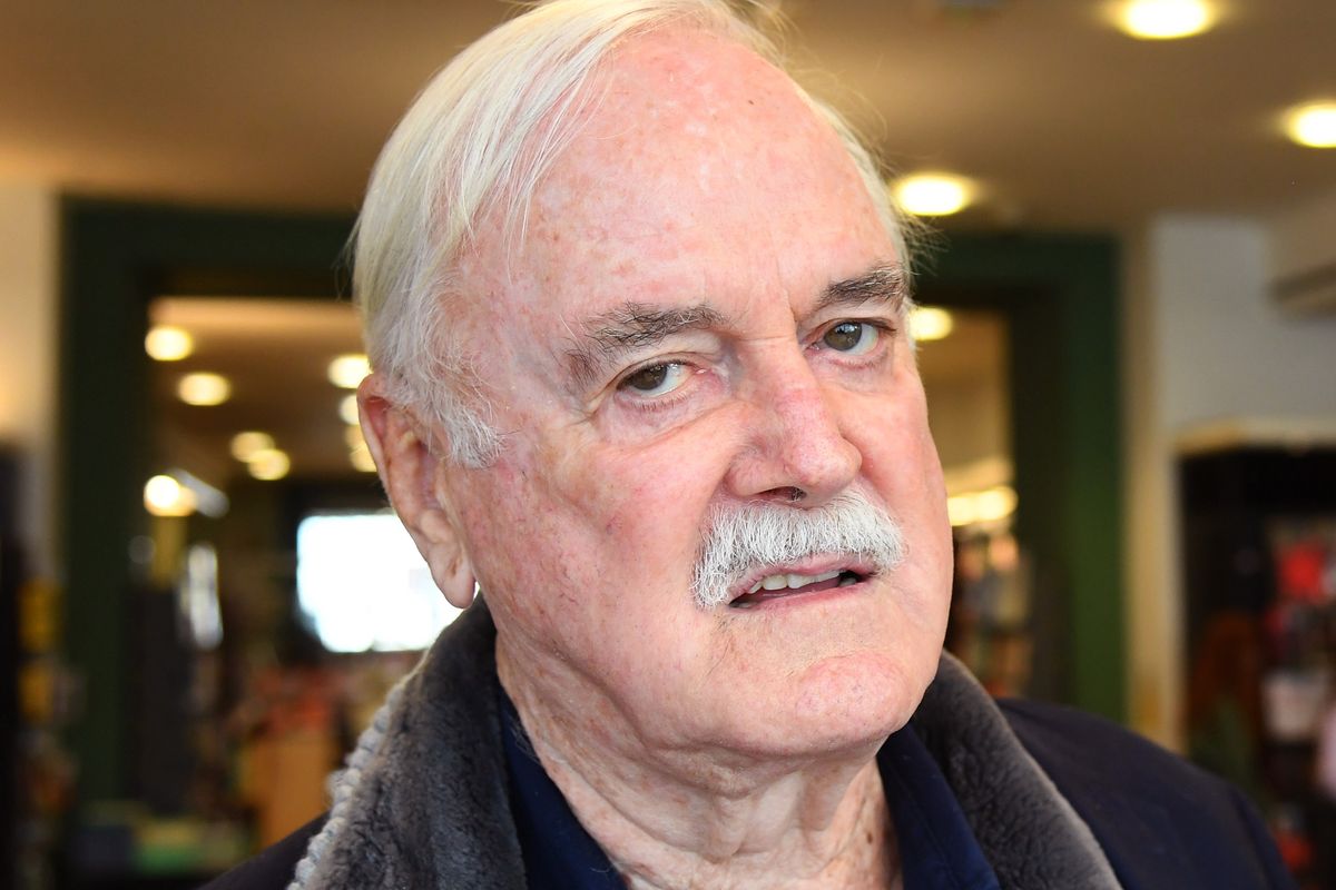 John Cleese w jednym z wywiadów przyznał, że czuje się winny śmierci człowieka