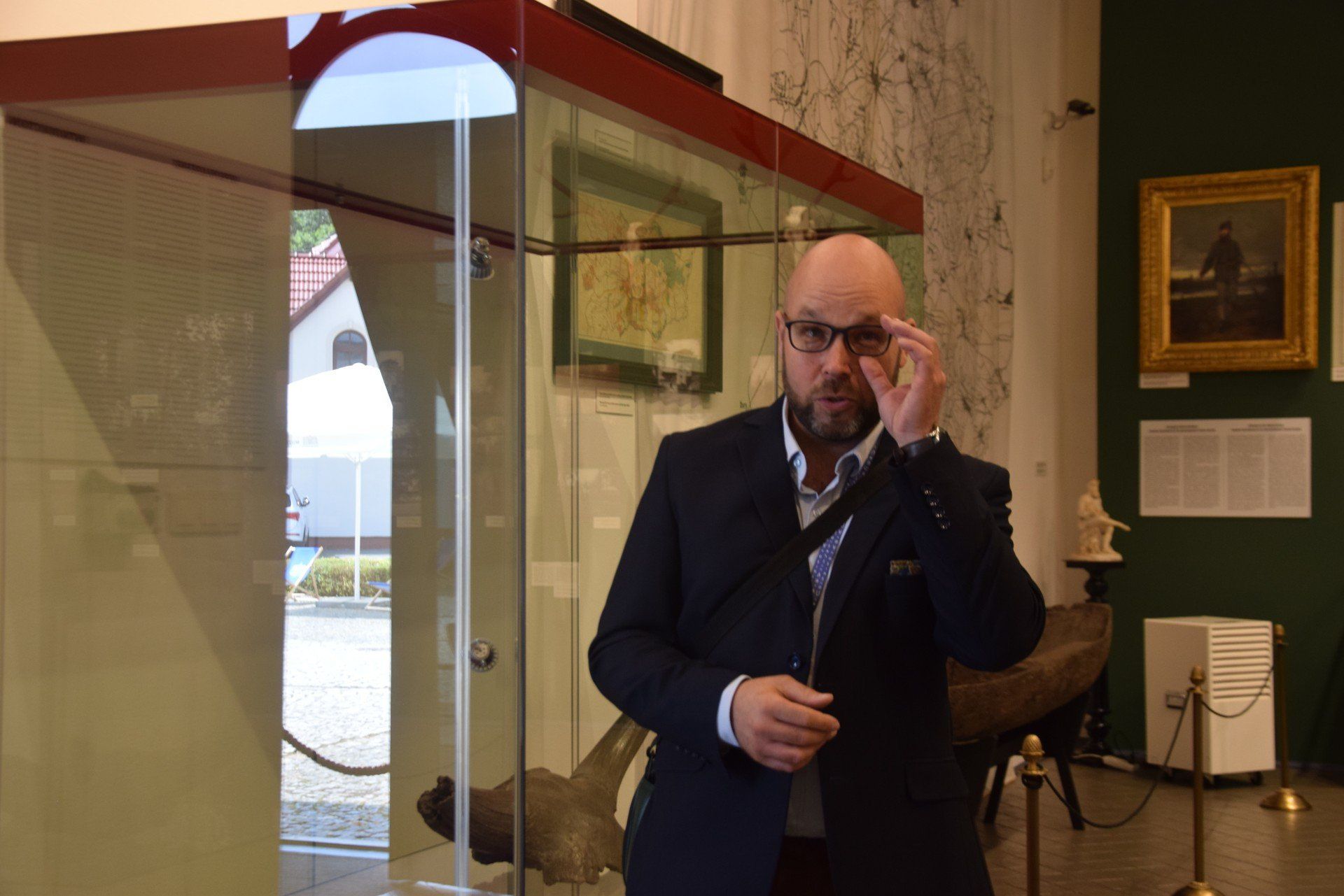 Wystawa pt. &#34;Żubr w książęcych lasach pszczyńskich&#34; i jej kurator Michał Makowski
