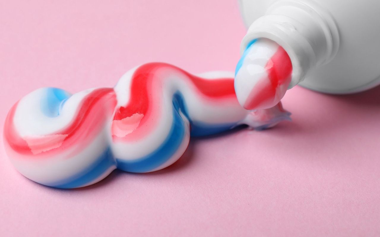 Kolorowe paski w paście do zębów to już nie tylko ozdoba